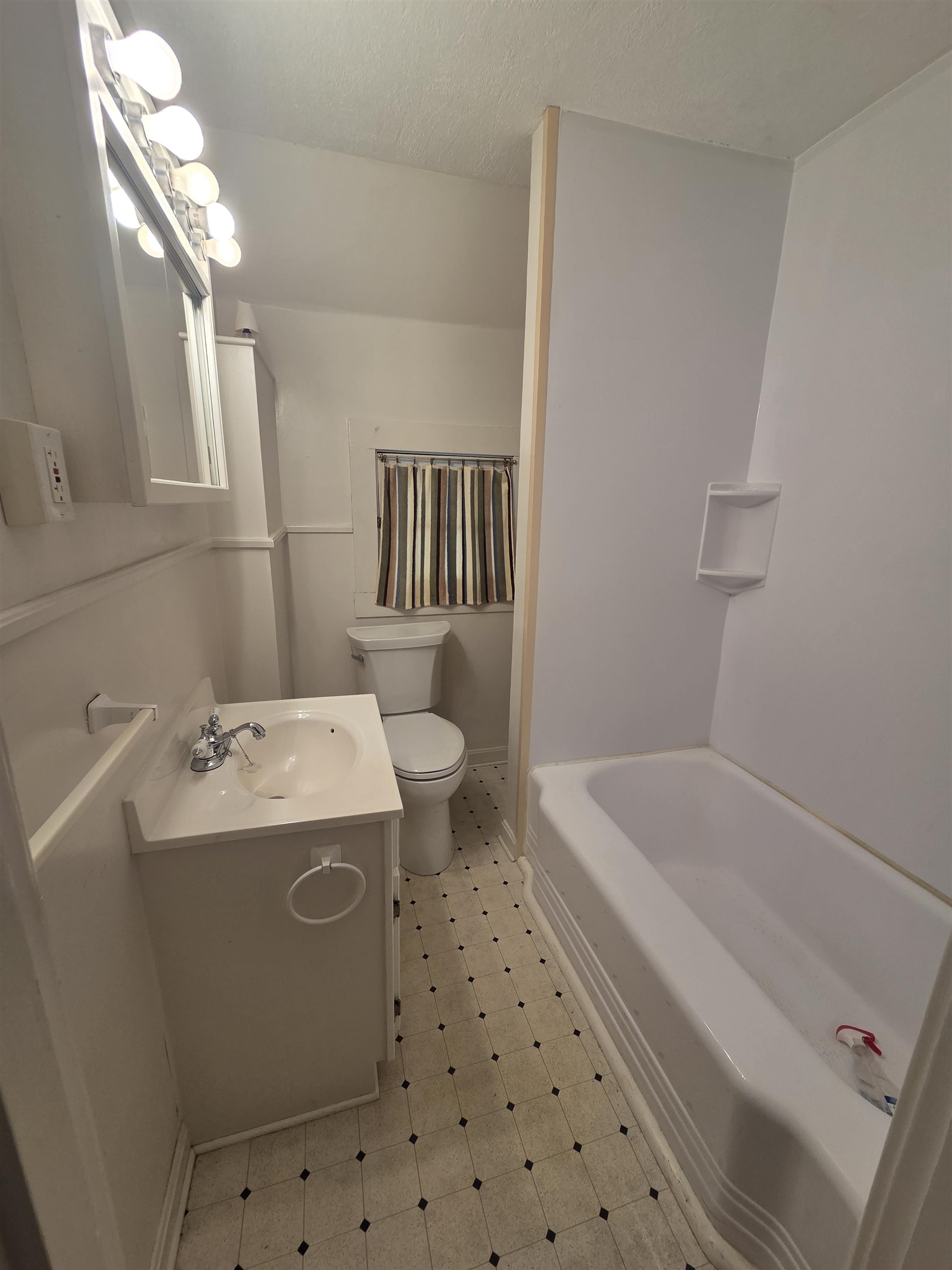 427 Wilson Street Manchester, NH 03103 - Photo 10 of 49