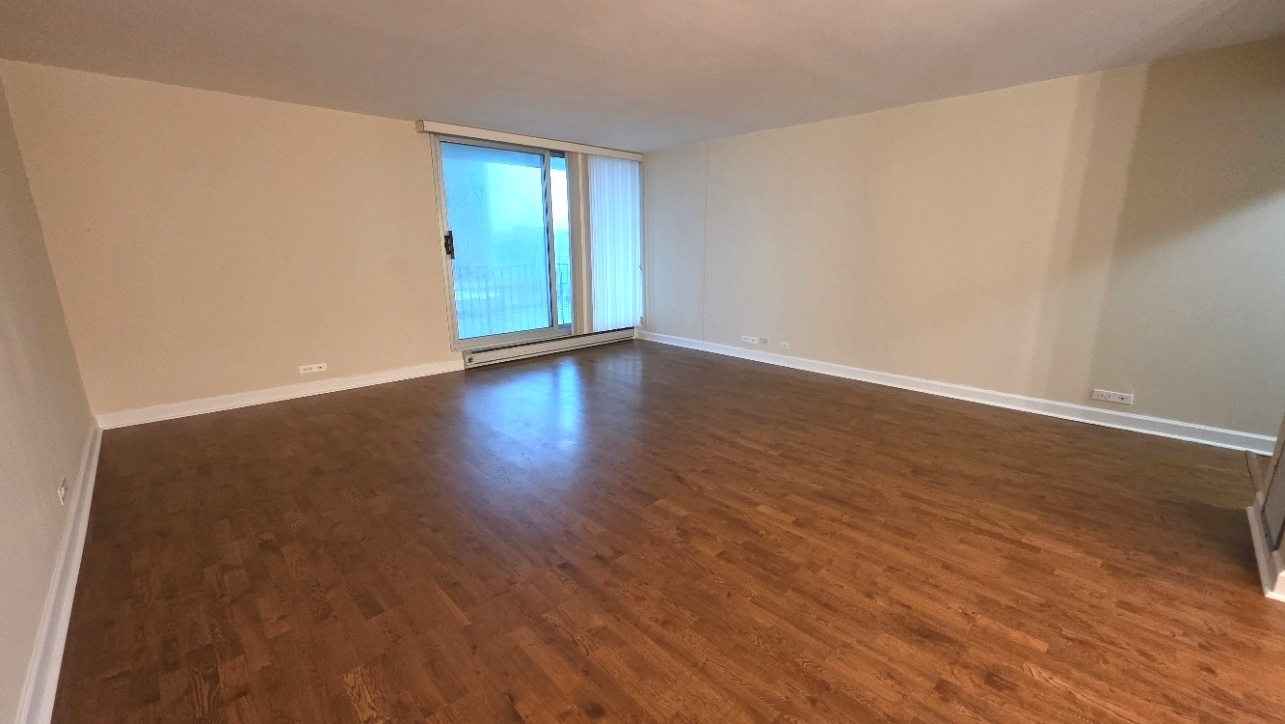 6033 North Sheridan Road, Unit 5G Chicago, IL 60660 - Photo 2 of 24 a view of an empty room with wooden floor and closet