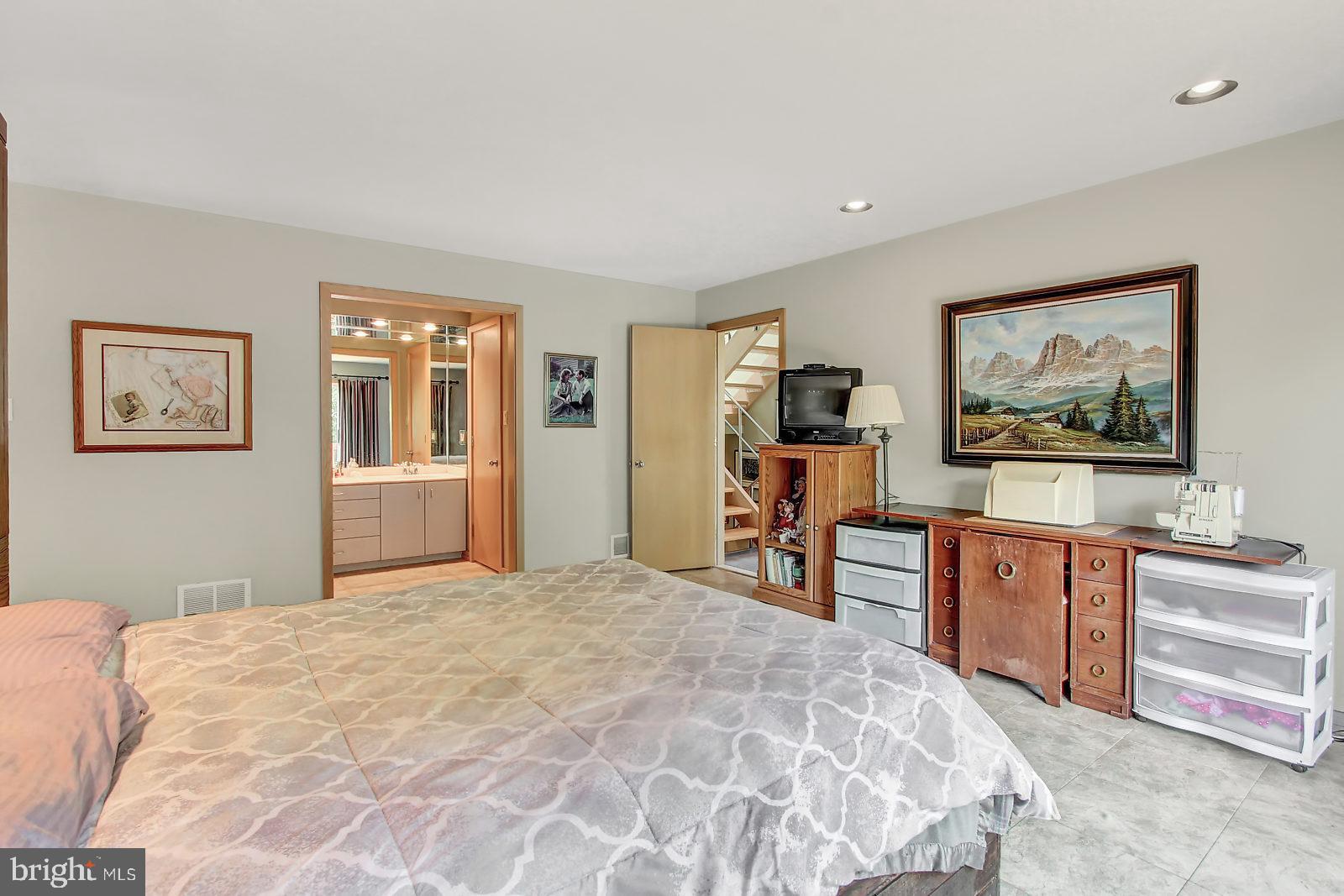 330 Millway Road Ephrata, PA 17522 - Photo 18 of 43 1st Floor Master Bedroom