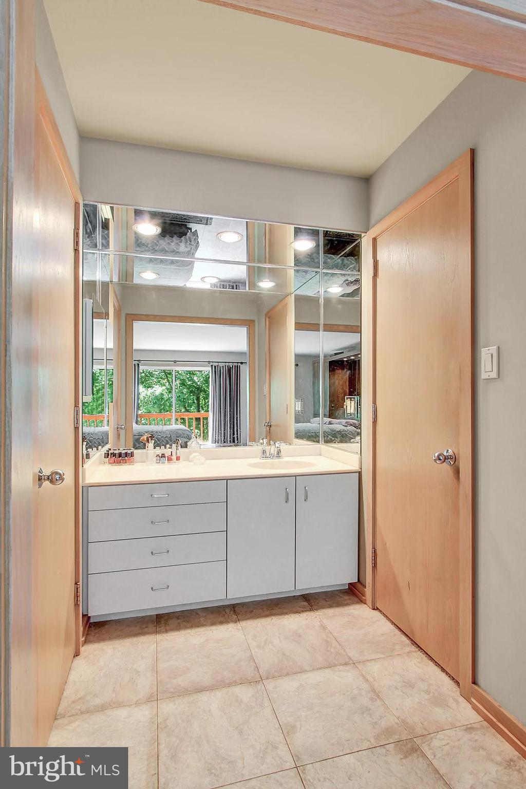 330 Millway Road Ephrata, PA 17522 - Photo 20 of 43 1st Floor Master Bedroom dressing area