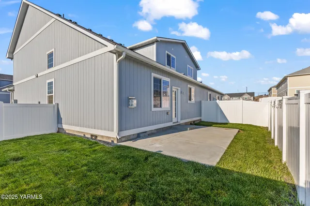 a view of backyard with garage