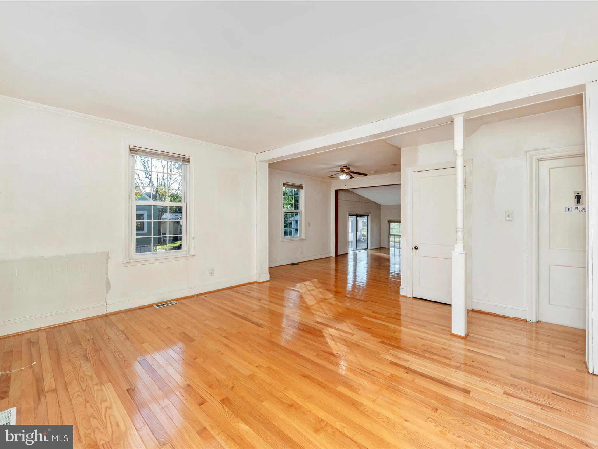15601 Haynes Road Laurel, MD 20707 - Photo 14 of 53 Entrance and living room