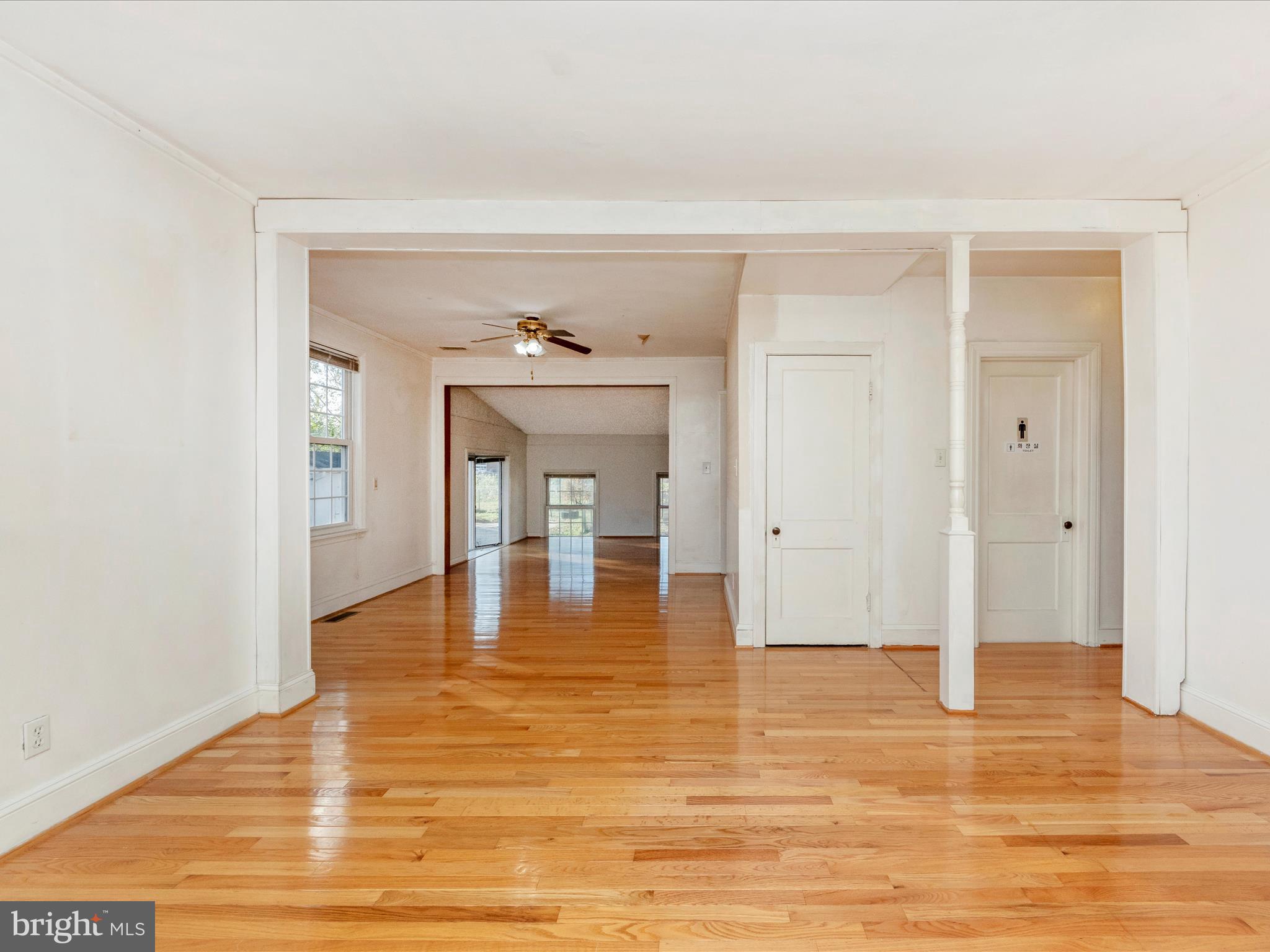 15601 Haynes Road Laurel, MD 20707 - Photo 18 of 53 Entrance and living room
