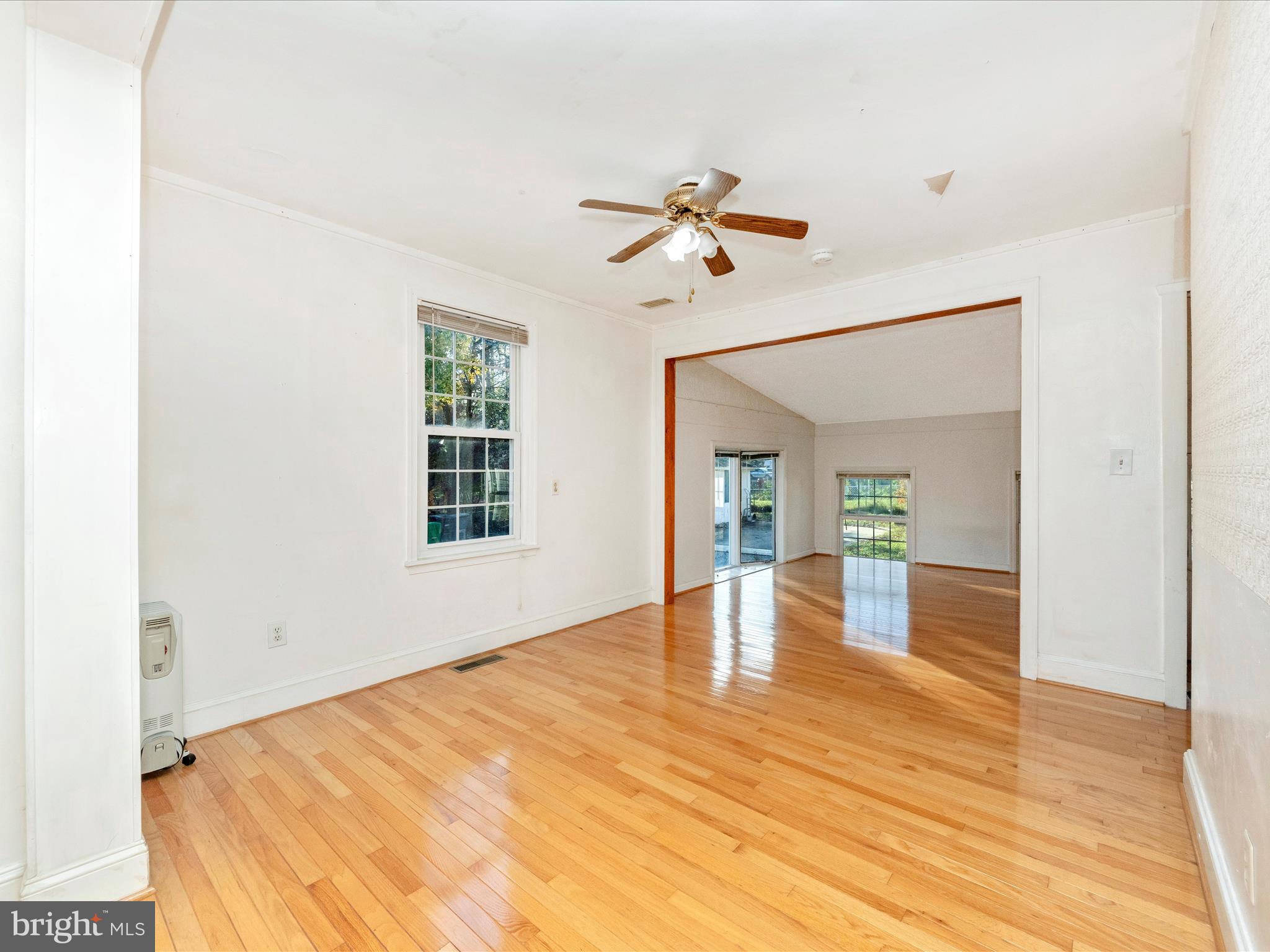 15601 Haynes Road Laurel, MD 20707 - Photo 28 of 53 Living Room
