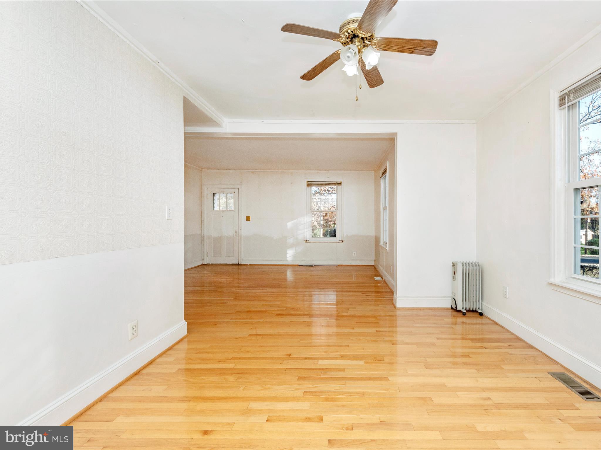 15601 Haynes Road Laurel, MD 20707 - Photo 29 of 53 Living Room
