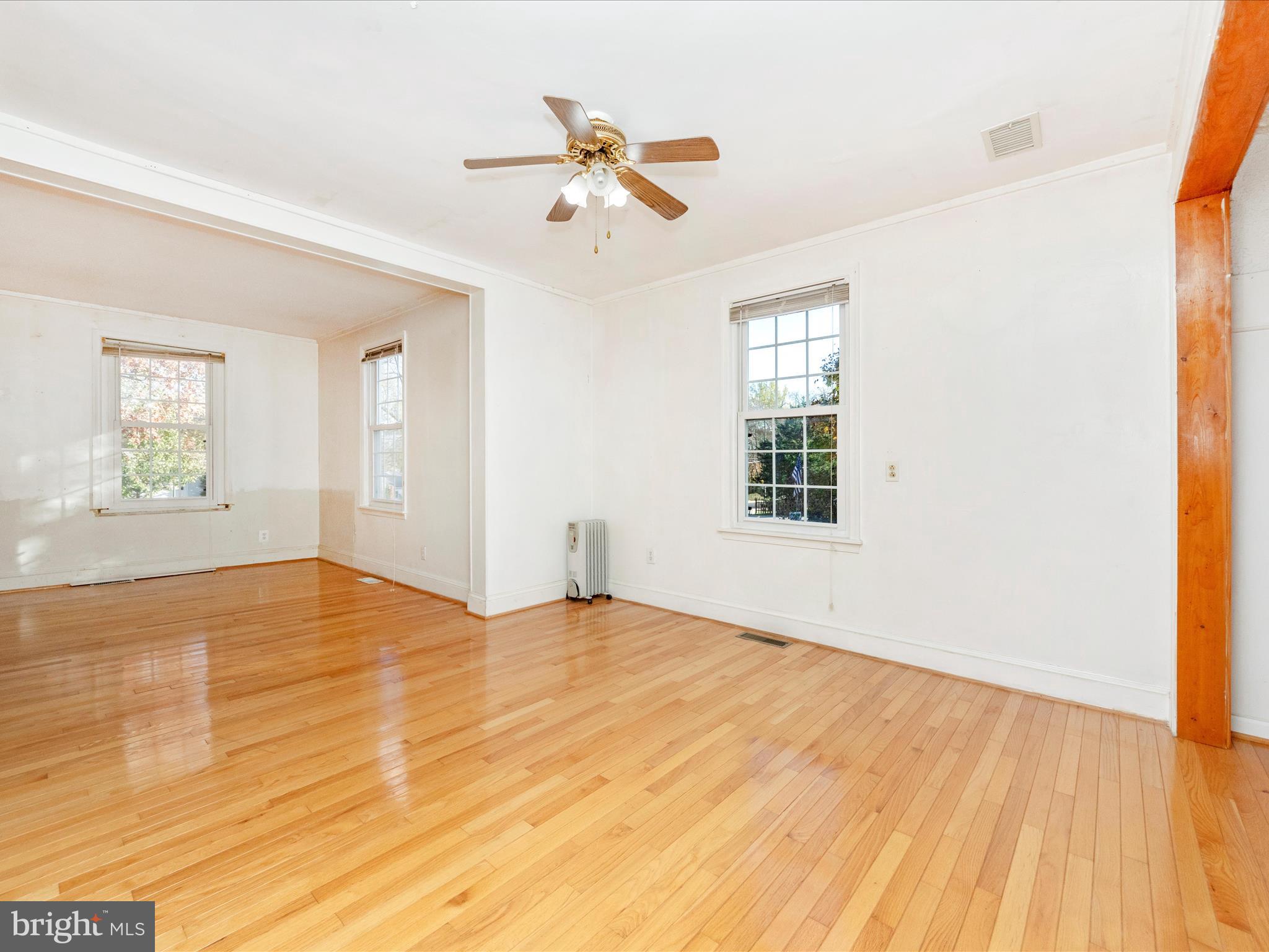 15601 Haynes Road Laurel, MD 20707 - Photo 30 of 53 Living Room