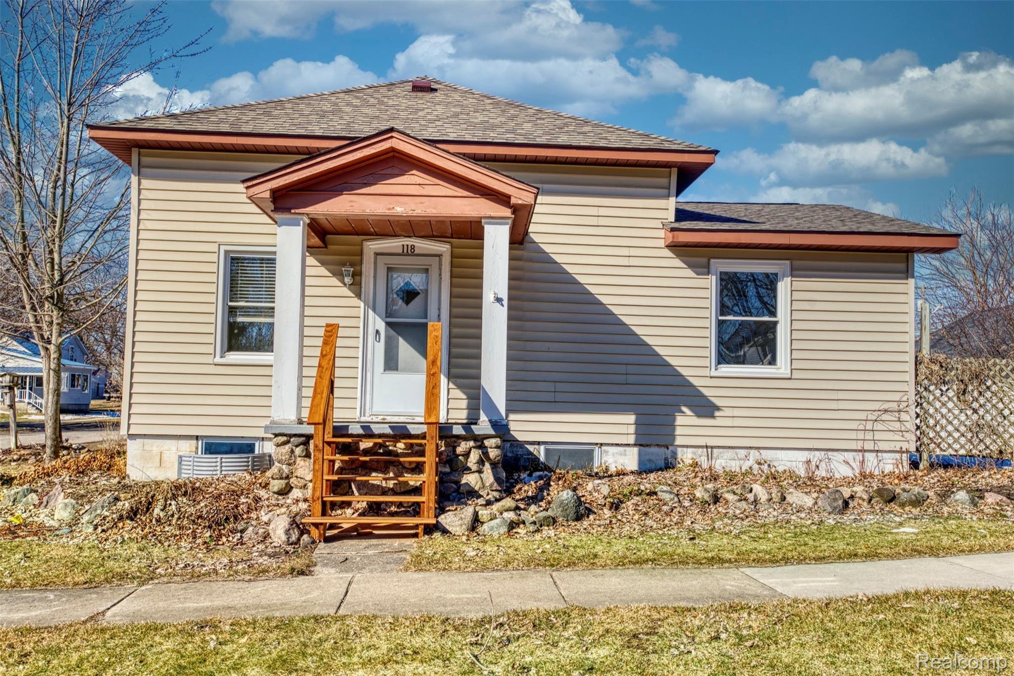 118 South Clark Webberville, MI 48892 - Photo 2 of 26 DSC04881_1.jpg