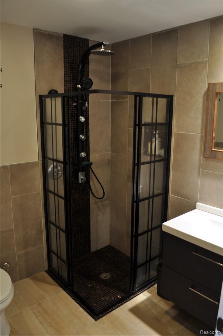 29204 Utley Road Farmington, MI 48334 - Photo 36 of 52 rain head shower with body sprayers