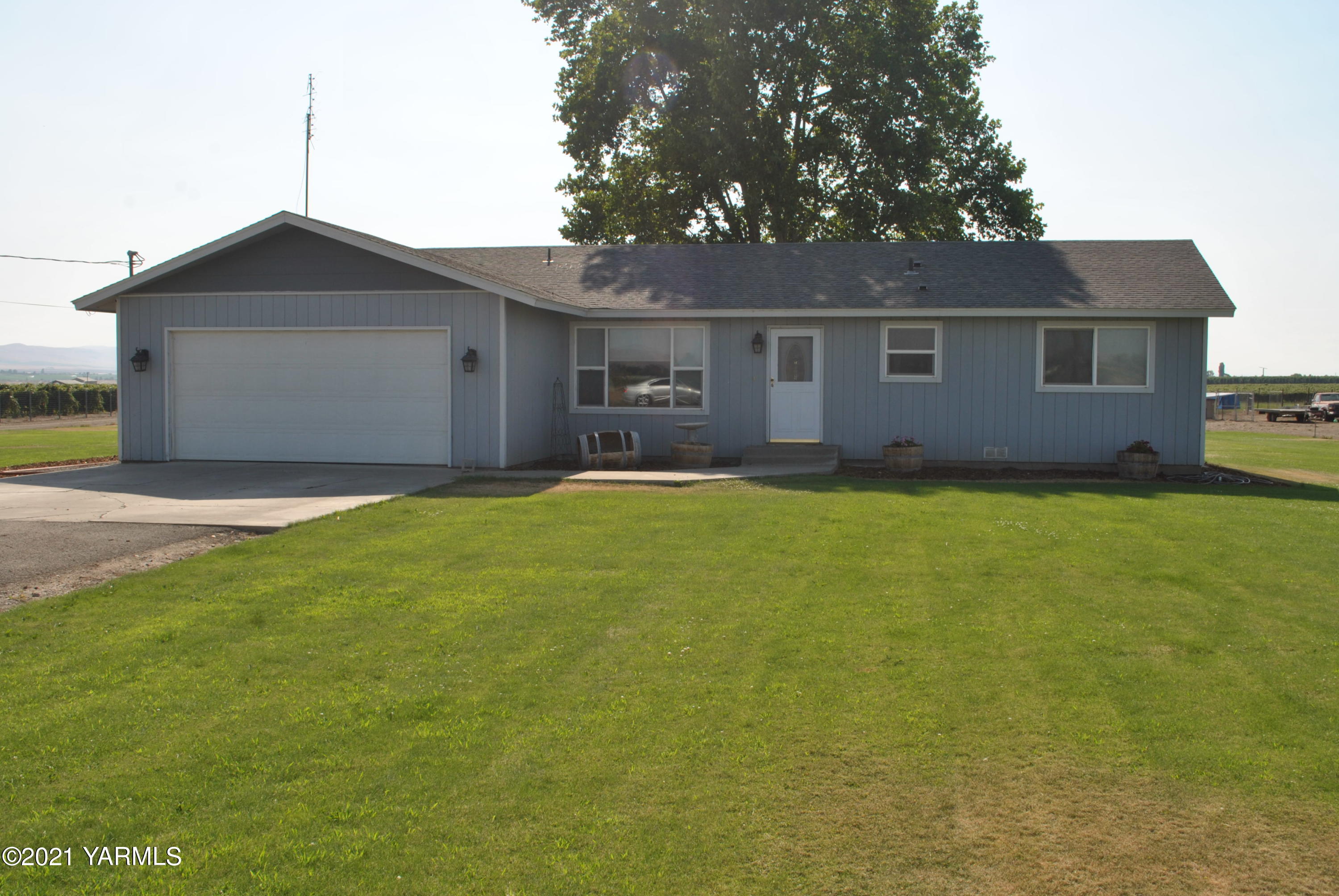 1890 County Line Road Grandview, WA 98930 - Photo 1 of 19 DSC_4052