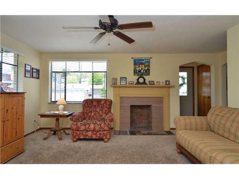 100 Ann Street McKees Rocks, PA 15136 - Photo 7 of 25 Living Room.