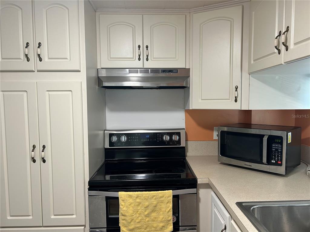 5325 Boca Raton Avenue Sarasota, FL 34234 - Photo 8 of 50 a kitchen with granite countertop a stove and a microwave