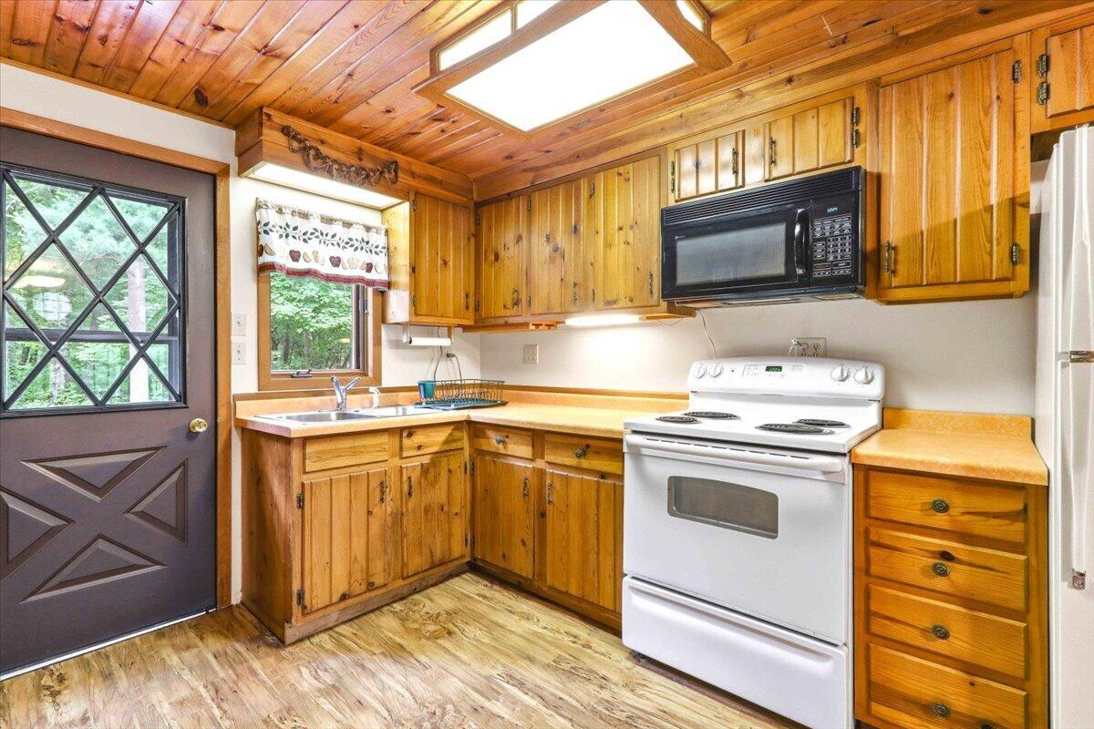 N9261 Perkins Road Farmington, WI 54644 - Photo 20 of 70 Ktichen