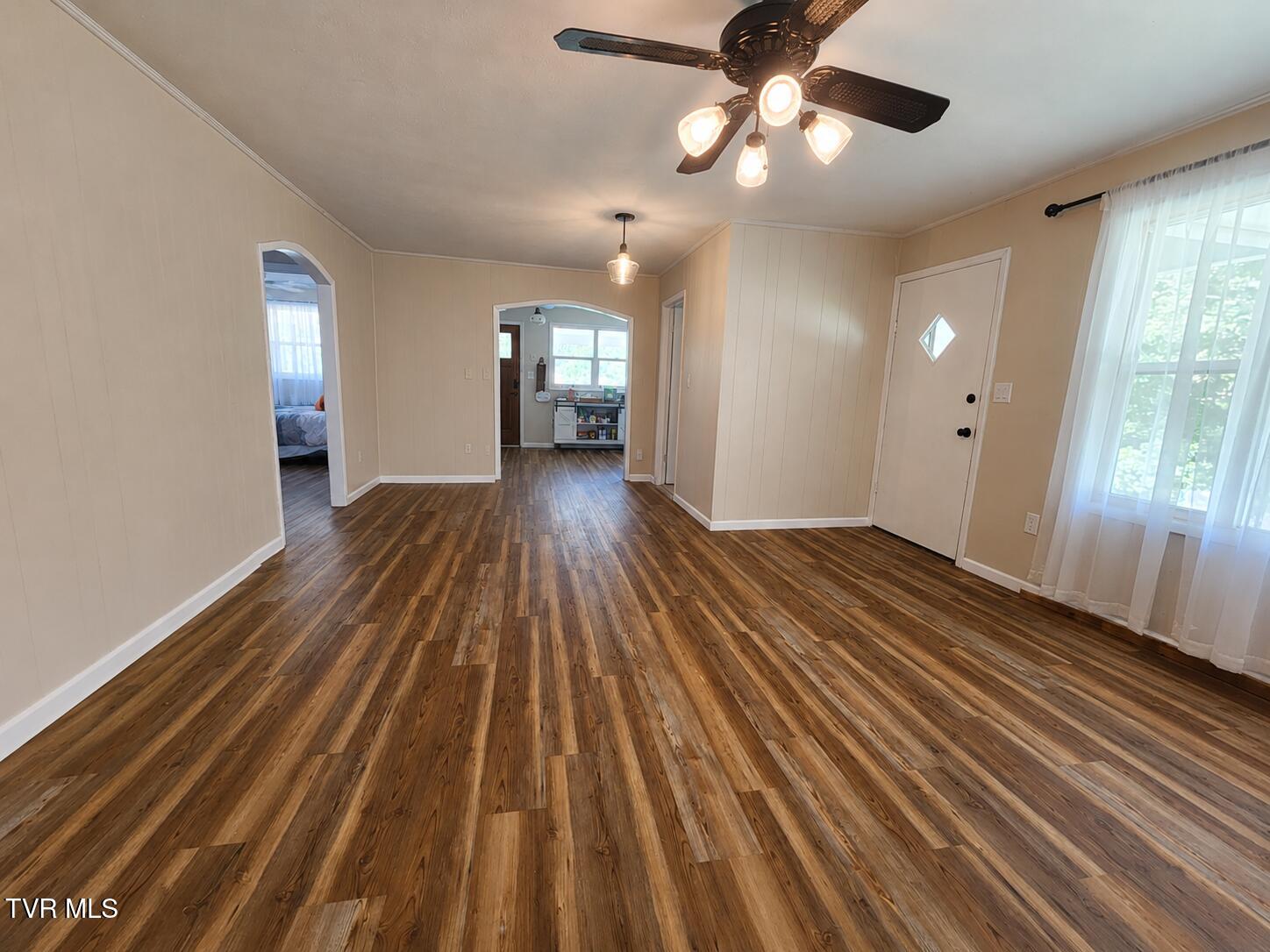 1710 Gosnell Susong Road Greeneville, TN 37743 - Photo 4 of 23 Living Room