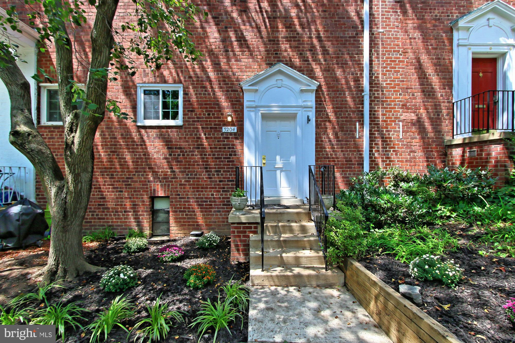 3204 Gunston Road Alexandria, VA 22302 - Photo 3 of 27