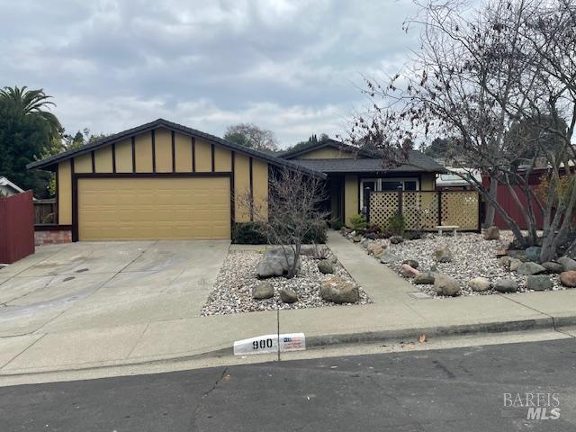 a front view of house with garage and yard