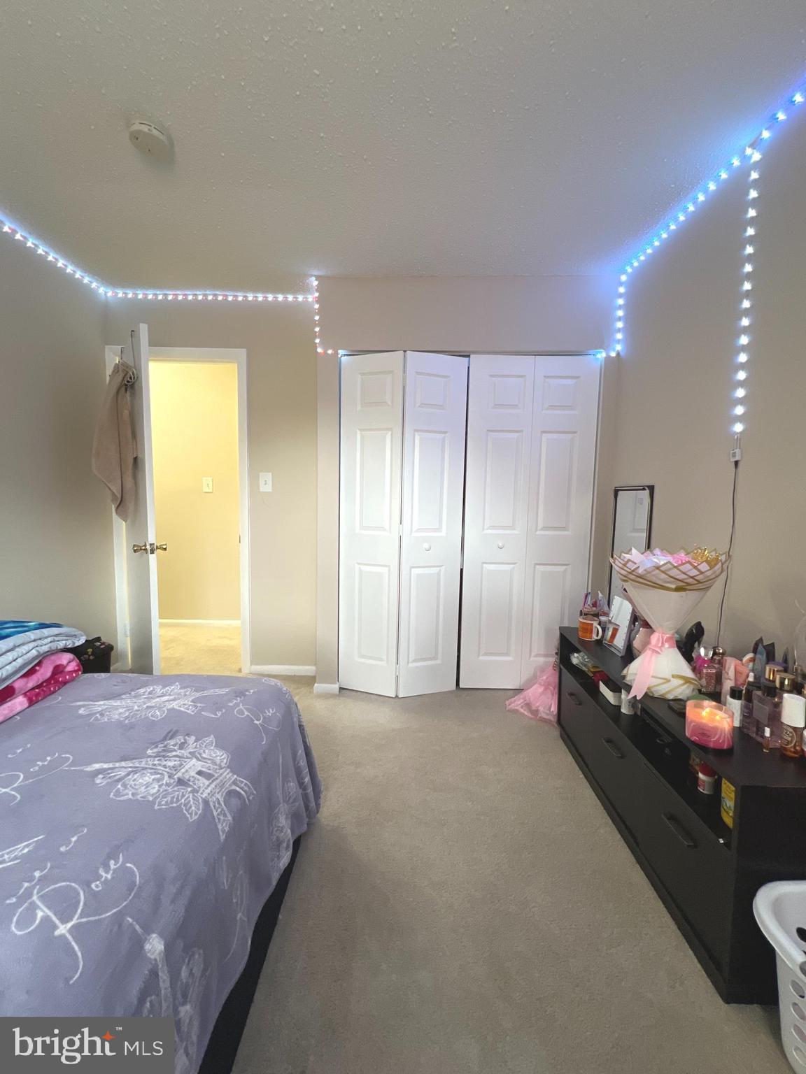 1132 West Side Drive, Unit 32B Gaithersburg, MD 20878 - Photo 38 of 51 a spacious bedroom with a bed and a lamp