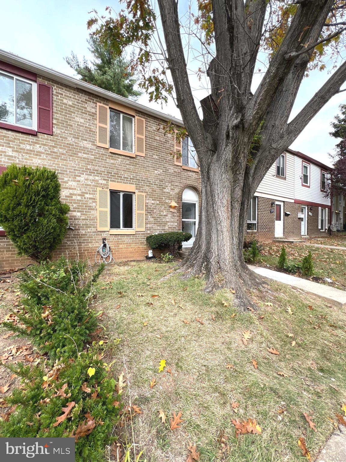 1132 West Side Drive, Unit 32B Gaithersburg, MD 20878 - Photo 4 of 51 a front view of a house with garden