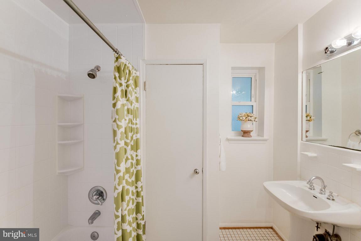 7509 Inzer Street Springfield, VA 22151 - Photo 12 of 30 Bath