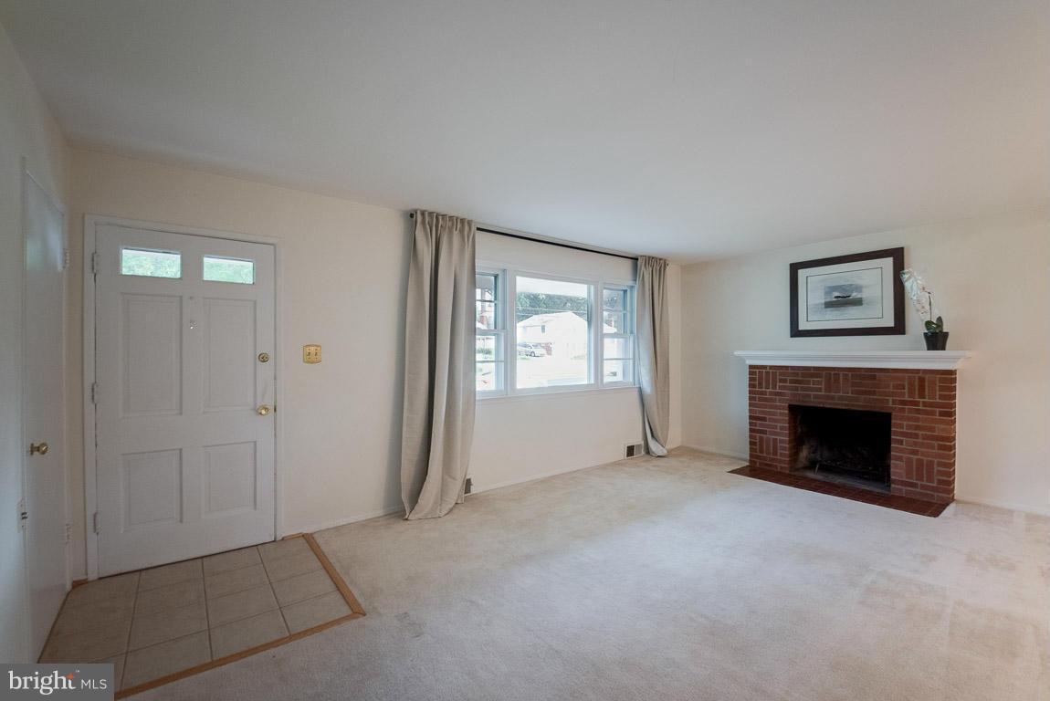 7509 Inzer Street Springfield, VA 22151 - Photo 3 of 30 Living Room