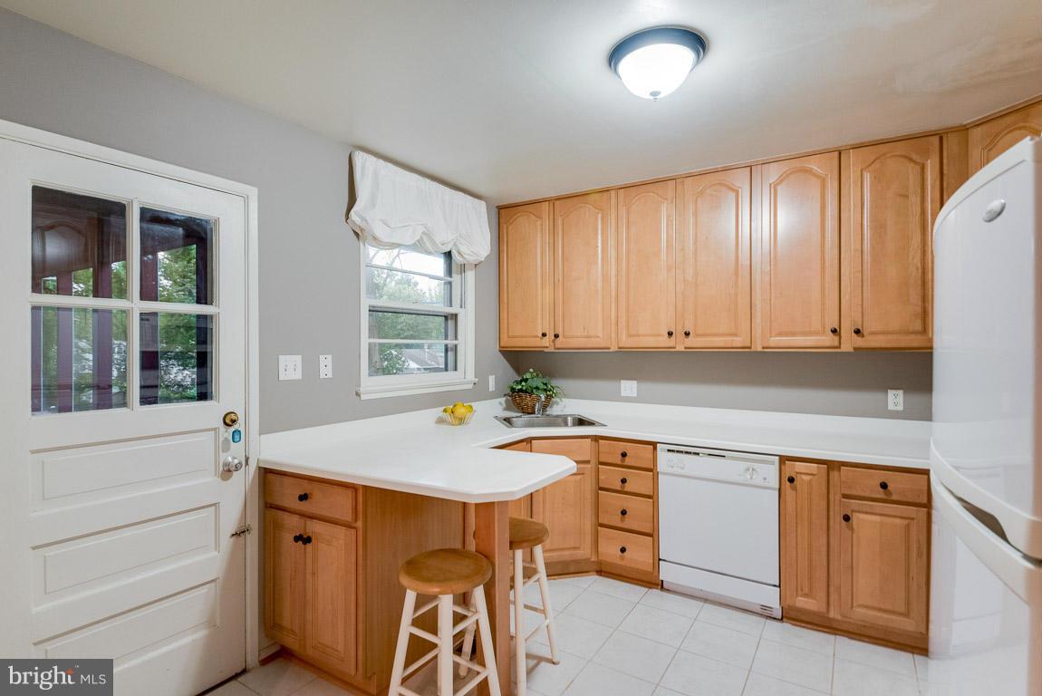 7509 Inzer Street Springfield, VA 22151 - Photo 5 of 30 Kitchen