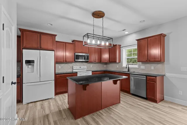 $2,100 | 302 First Post Road, Jacksonville, NC 28546