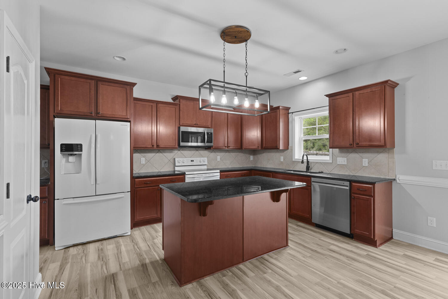 302 First Post Road Jacksonville, NC 28546 - Photo 11 of 38 Kitchen