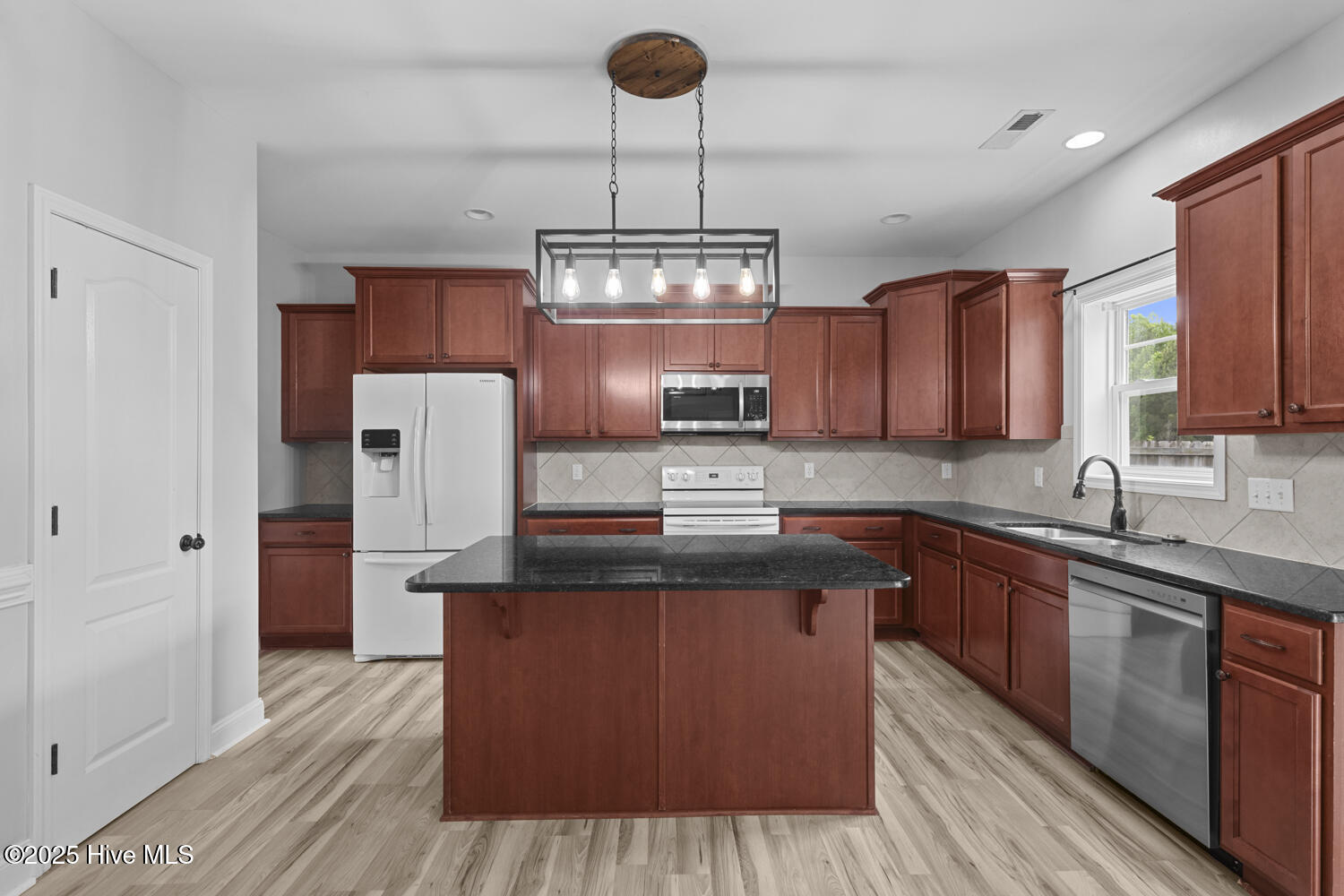 302 First Post Road Jacksonville, NC 28546 - Photo 12 of 38 Kitchen