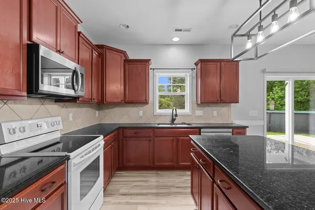 $2,100 | 302 First Post Road, Jacksonville, NC 28546