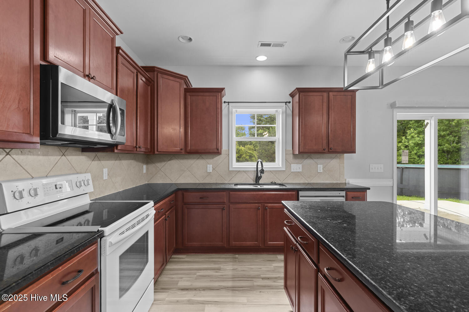 302 First Post Road Jacksonville, NC 28546 - Photo 10 of 38 Kitchen