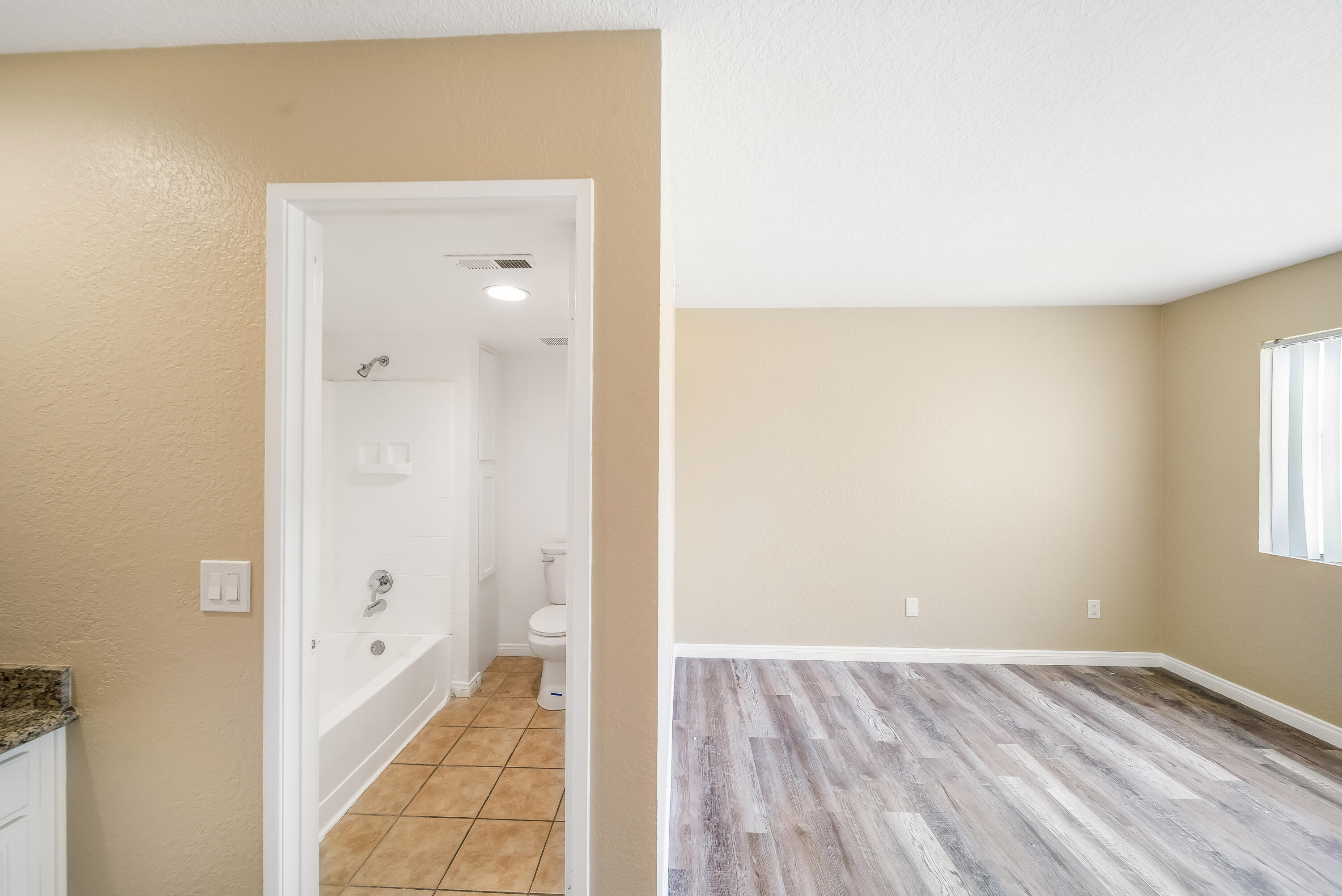 78650 Ave 42, Unit 1407 Bermuda Dunes, CA 92203 - Photo 10 of 20 an empty room with wooden floor and a window