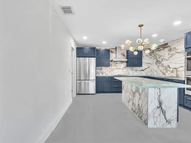 a view of empty room with window