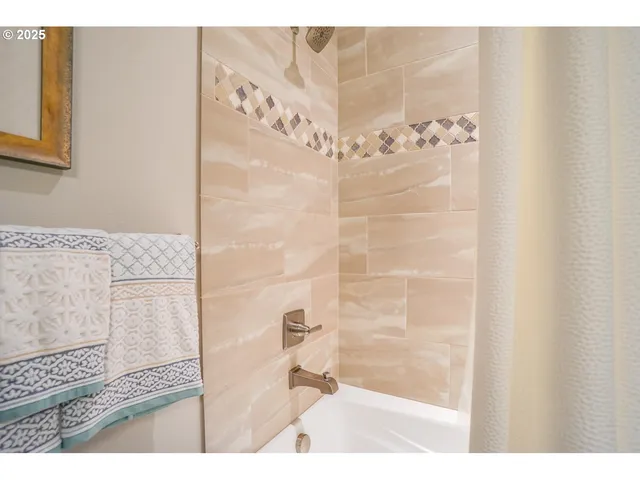 $1,219,900 | 1904 Northwest Maryland Street, Camas, WA 98607