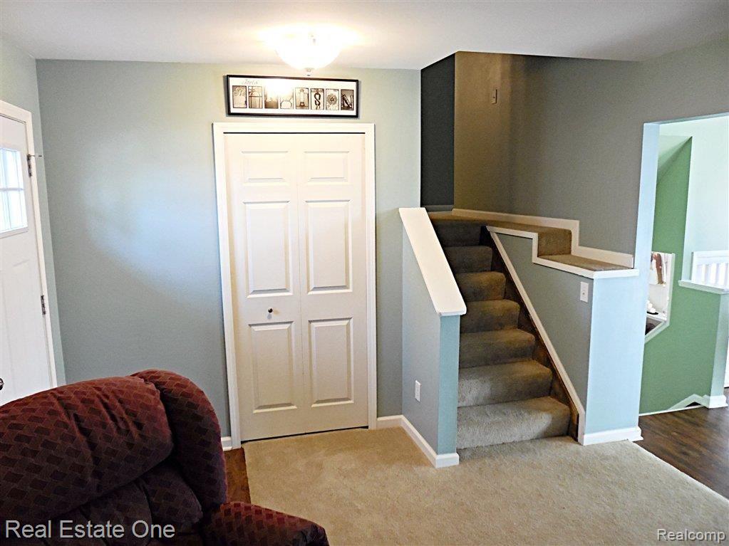 5980 Thomas Road Oxford, MI 48371 - Photo 10 of 22 Living Room