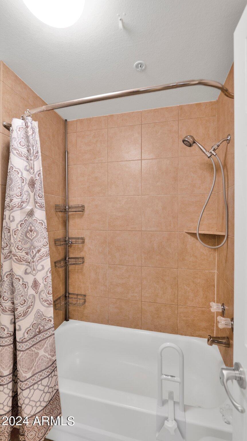 9990 North Scottsdale Road, Unit 1019 Paradise Valley, AZ 85253 - Photo 19 of 30 a bathroom with a shower and a bathtub