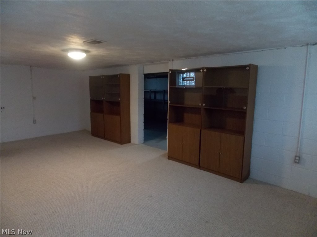 6299 South Canterbury Road Parma, OH 44129 - Photo 23 of 26 Great place to entertain.