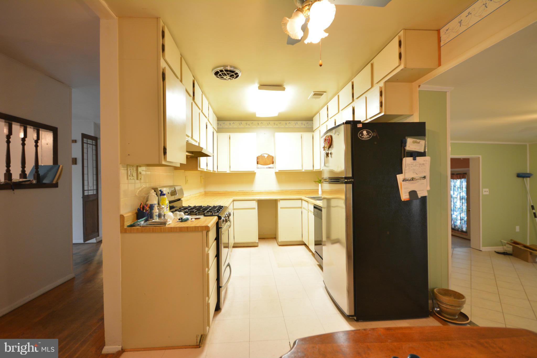 14102 Grayson Road Woodbridge, VA 22191 - Photo 8 of 29 Kitchen