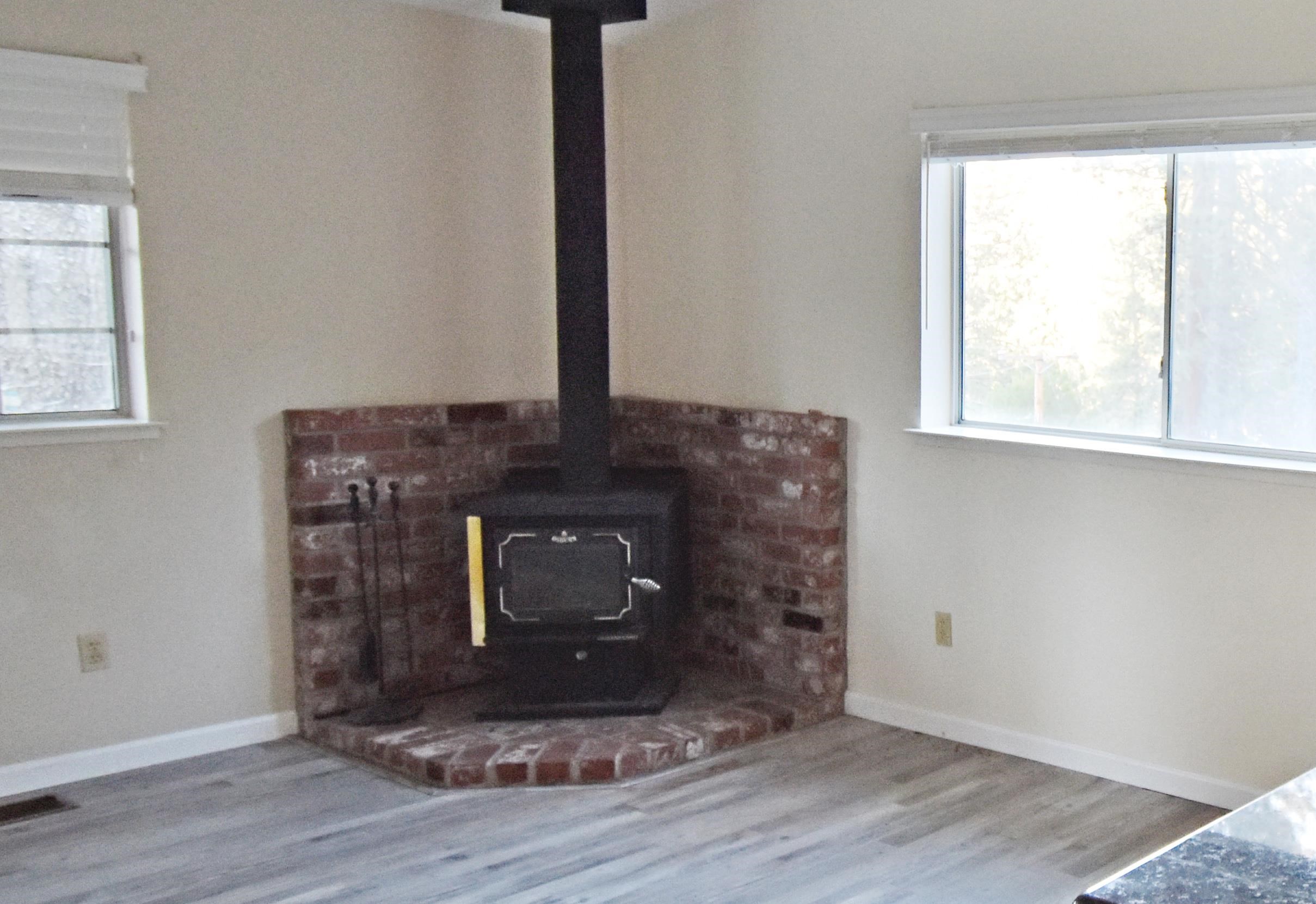 19283 James Circle Groveland, CA 95321 - Photo 11 of 40 a room with a fireplace