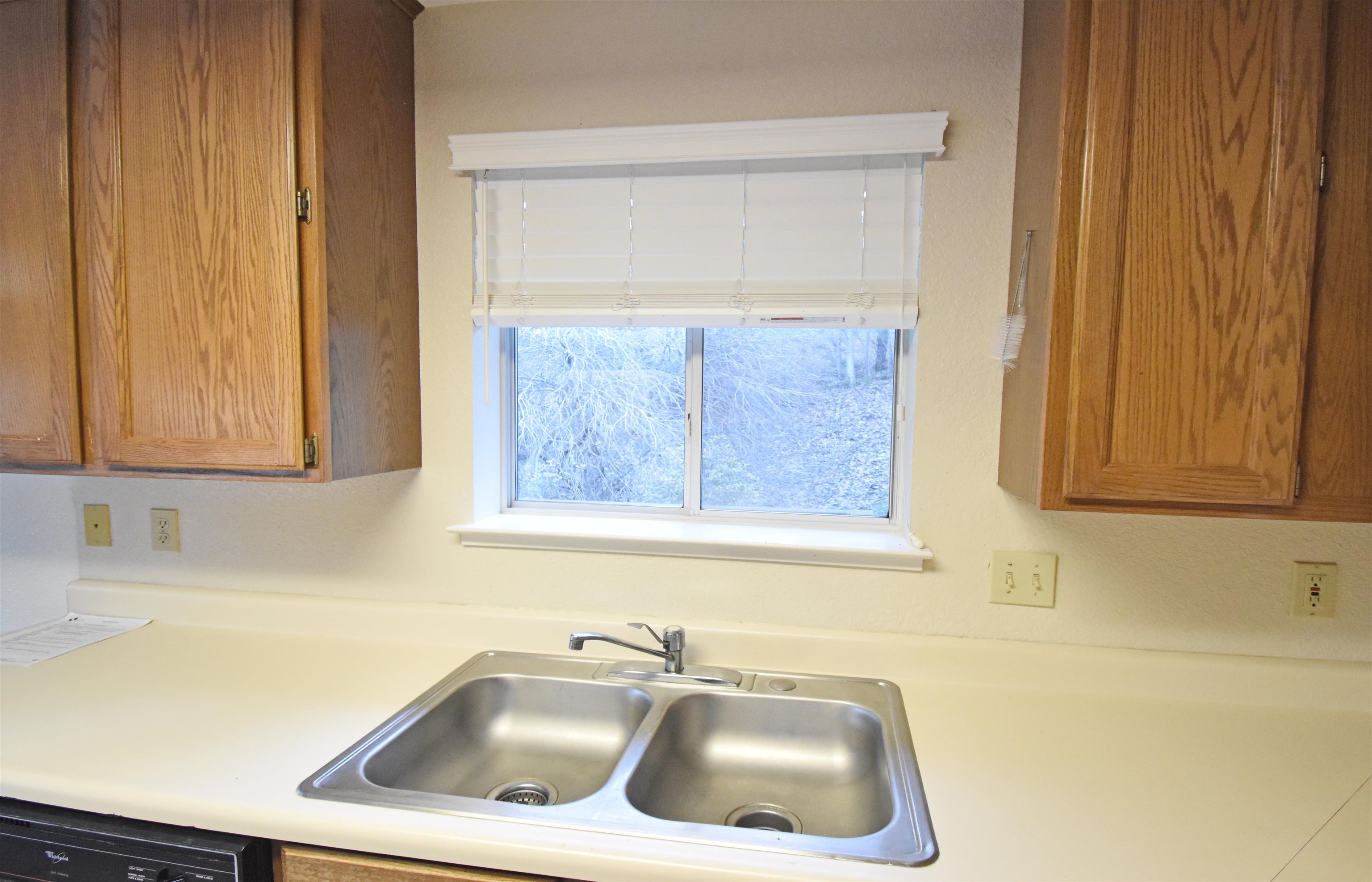19283 James Circle Groveland, CA 95321 - Photo 16 of 40 a bathroom with a sink and bathtub