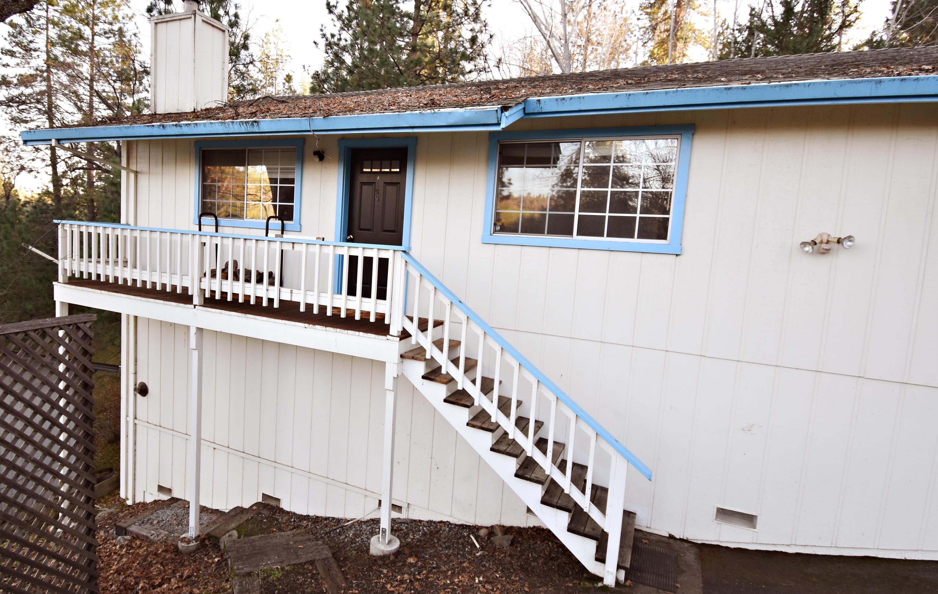 19283 James Circle Groveland, CA 95321 - Photo 3 of 40 a front view of a house with balcony