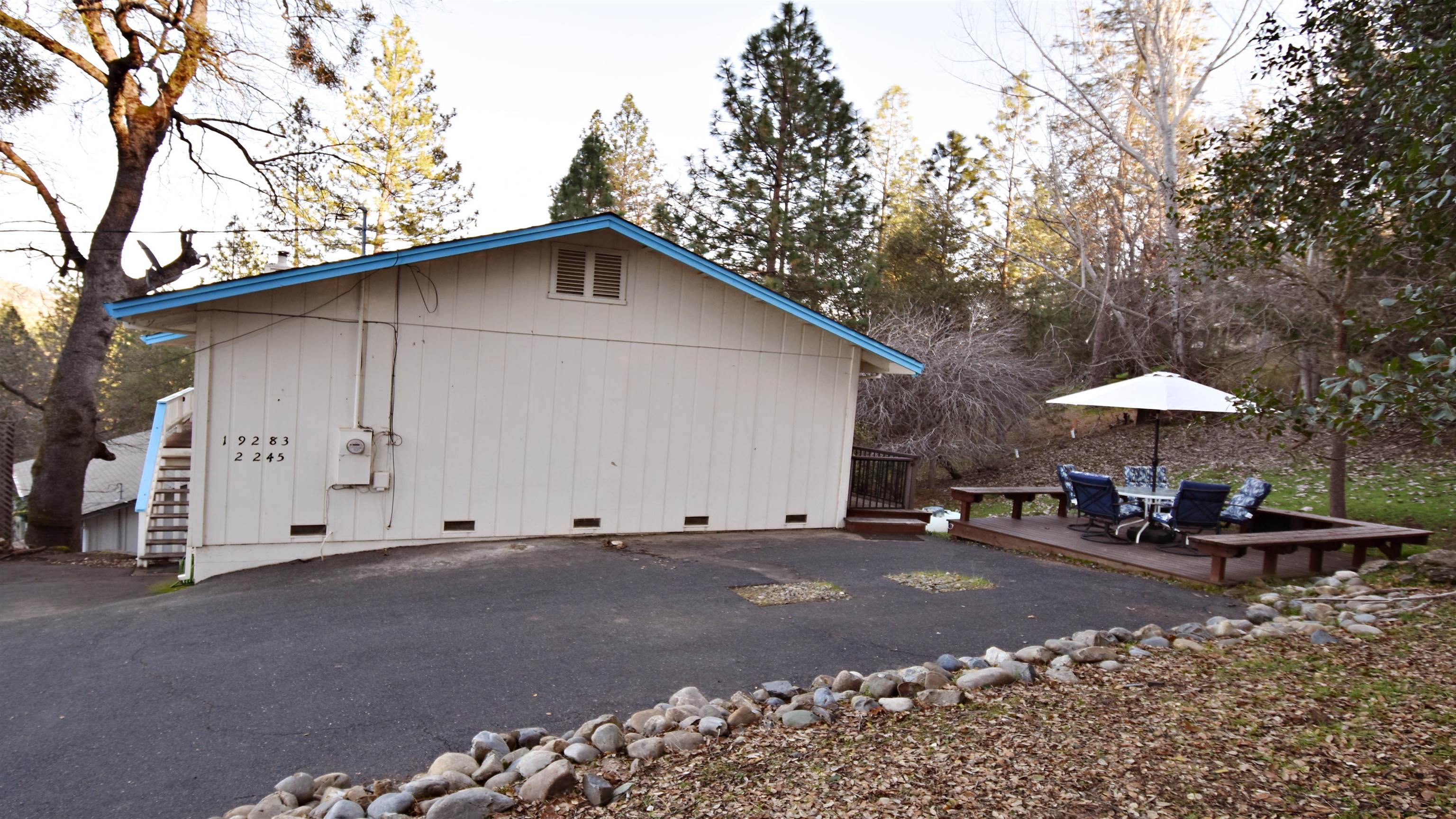 19283 James Circle Groveland, CA 95321 - Photo 40 of 40 a backyard of a house with table and chairs under an umbrella