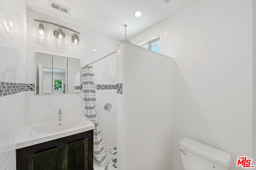 510 East Palmer Avenue Glendale, CA 91205 - Photo 21 of 26 a bathroom with a sink a toilet and a bathtub