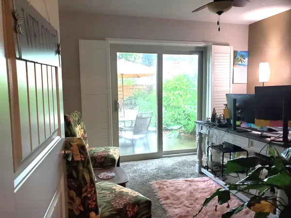 a view of a backyard