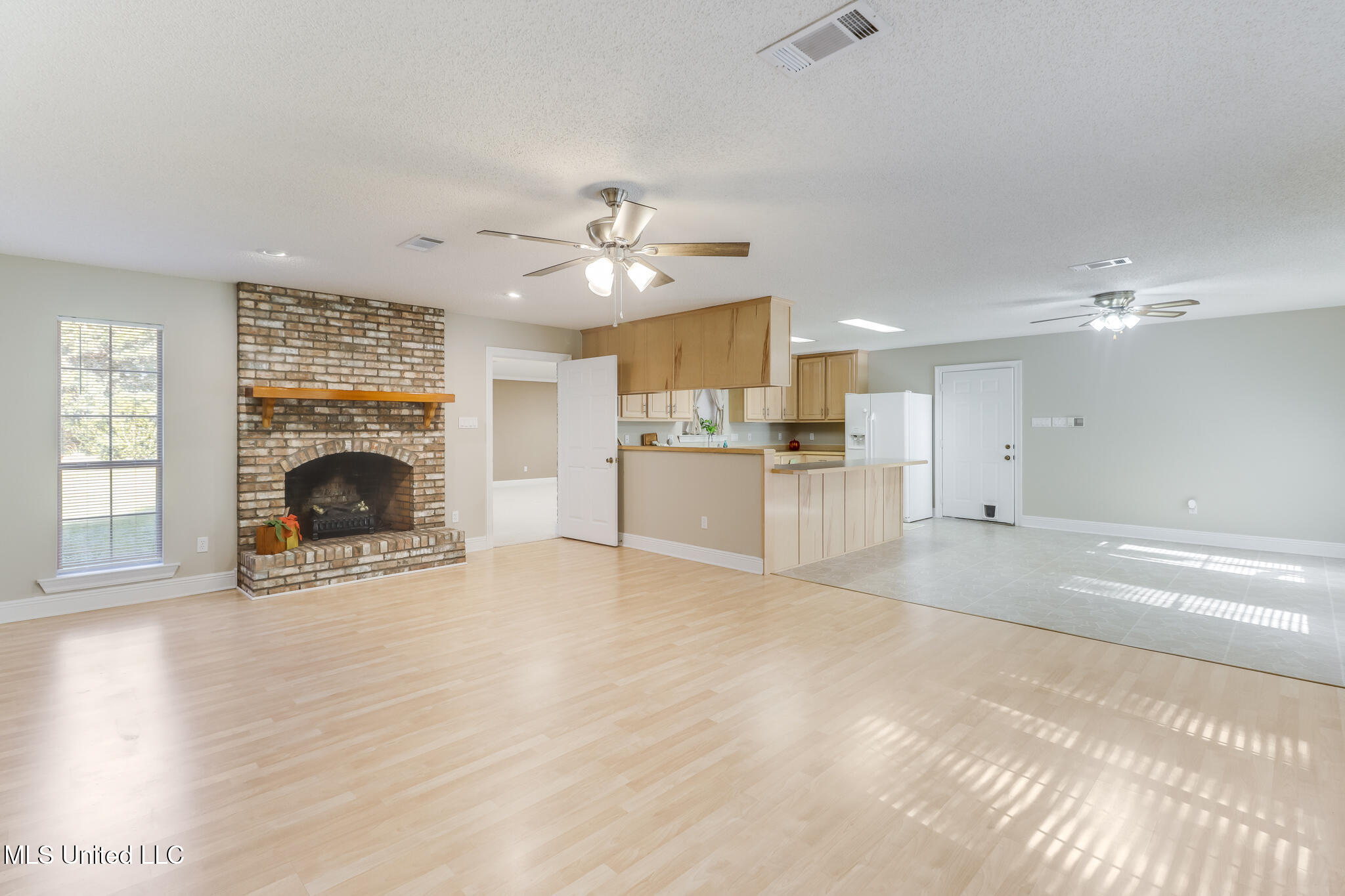 15819 Peapatch Road Biloxi, MS 39532 - Photo 6 of 29 Peapatch living 1