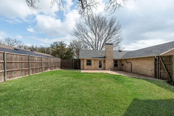 a view of a yard in front of a house