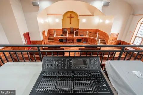 a view of entryway with a front door