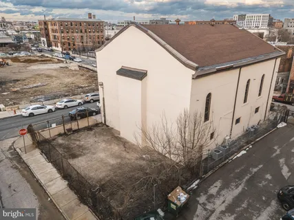 a view of a house with backyard