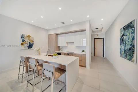 $2,000,000 | 153 North Seabreeze Boulevard, Unit 403, Fort Lauderdale, FL 33304
