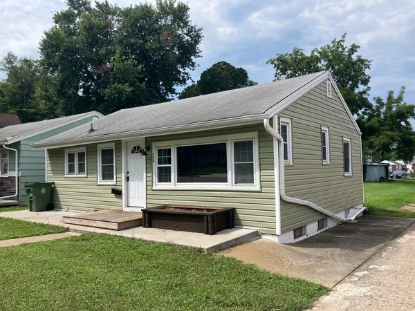 a view of house with a yard