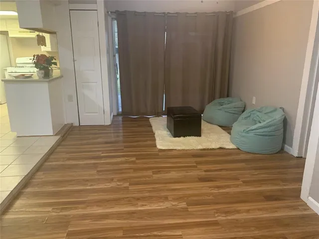 a view of livingroom with furniture