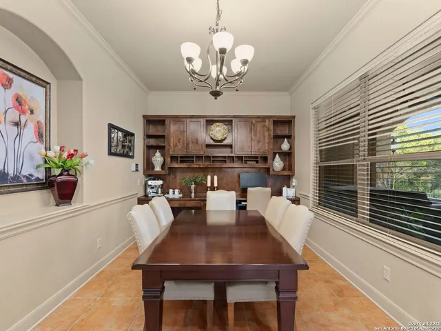 a view of a livingroom with furniture and a ceiling fan